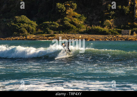 Gioiosa surfer Foto Stock