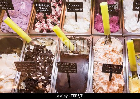 Vaschette di gelato italiano (Gelato in Italia) fatta di latte, zucchero e ingrediente aromatizzante- in gelateria. Foto Stock