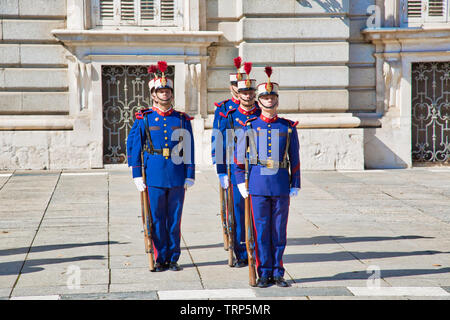 Madrid, Spain-October 22, 2018: modifica della guardia nazionale di fronte a Palazzo Reale nel centro storico di Madrid Foto Stock