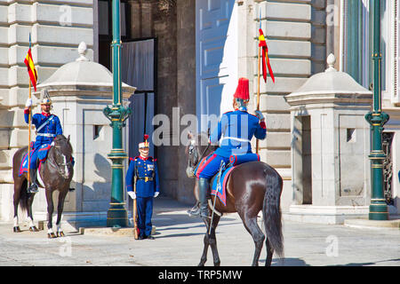 Madrid, Spain-October 22, 2018: modifica della guardia nazionale di fronte a Palazzo Reale nel centro storico di Madrid Foto Stock