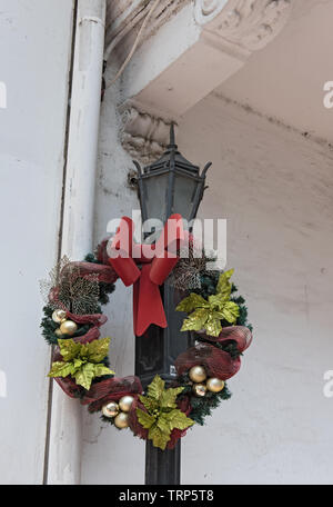 Decorate con una ghirlanda di fiori vecchia strada lampada Casco Viejo Panama city Foto Stock