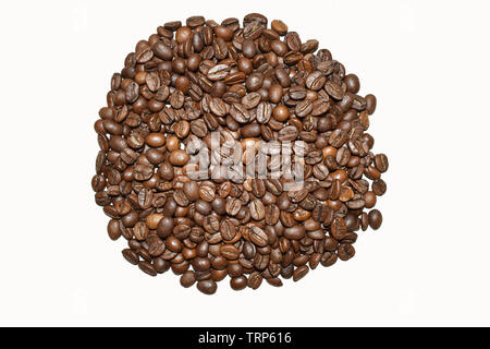 Caffè torrefatto in grani isolati su uno sfondo bianco, caffè aromatici, cibo e bevande. Vista dall'alto tessitura piana. Chiudere lo sfondo. Selettiva di profondità Foto Stock