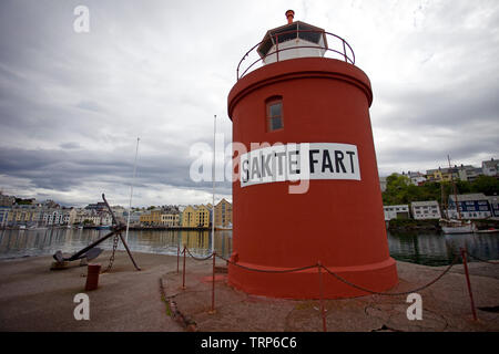 Casa di luce al porto ingresso alla città di Alesund, Norvegia Foto Stock
