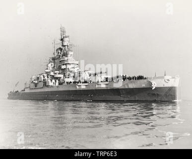 La USS Nevada (BB-36) quando era in base al Boston Navy Yard e servito in convoglio dazio in Atlantico durante la Seconda Guerra Mondiale. La USS Nevada è la corazzata solo presente sia a livello di attacco a Pearl Harbor (7 dicembre 1941) e l'invasione della Normandia (6 giugno 1944). Foto Stock