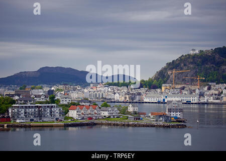 Barca a vela al di fuori del porto di Alesund, Norvegia Foto Stock