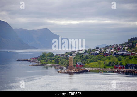 Barca a vela al di fuori del porto di Alesund, Norvegia Foto Stock