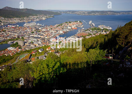 Vista guardando in giù su di Bergen, Norvegia Foto Stock