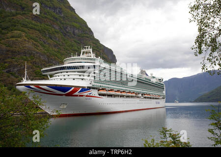 P&O NAVE DA CROCIERA Azura ancorata in Flaam Norvegia Foto Stock