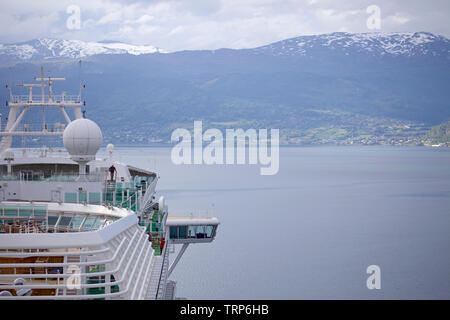 P&O nave da crociera vela lontano da flam nel Aurlandsfjord, Norvegia Foto Stock