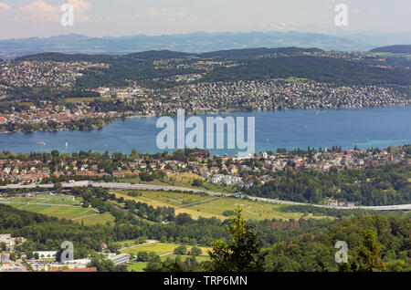 Zurigo, Svizzera - 5 Giugno 2019: il lago di Zurigo come visto da Mt. Uetliberg. L'Uetliberg è una montagna salgono a 870 m e offre una vista panoramica Foto Stock