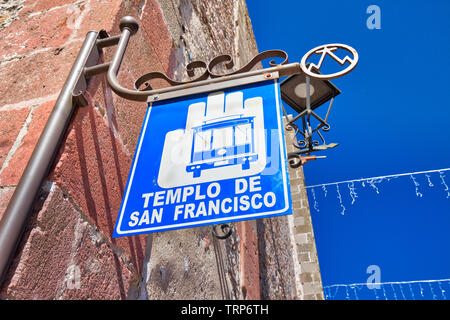 Ingresso del Templo de San Francisco (il segno dice San Francisco Tempio fermata bus) nel centro storico della città di San Miguel De Allende Foto Stock