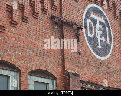 Detroit Toledo Ironton, DT&I, ferrovia logo su abbandonato edificio di servizio nella Logan Ohio Foto Stock