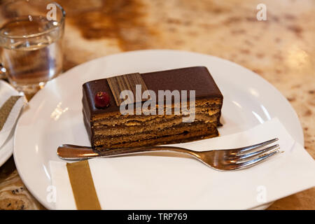 Torta al cioccolato con confettura di albicocche Foto Stock