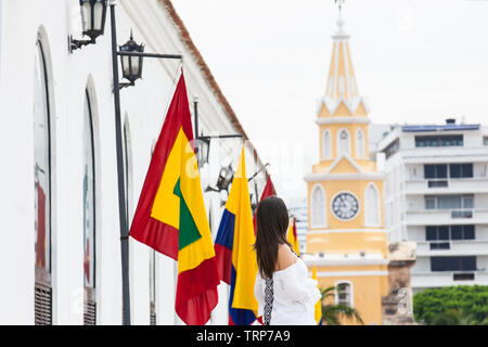 Bella donna a piedi attorno a Cartagena de Indias accanto alla famosa torre dell'orologio Foto Stock