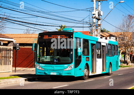 SANTIAGO, Cile - 21 luglio 2017 : Transantiago bus sul percorso Foto Stock