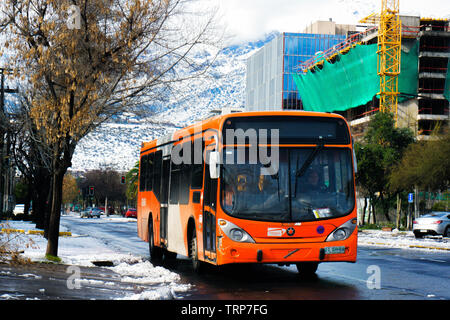 SANTIAGO, Cile - 15 luglio 2017 : Transantiago bus sul percorso, dopo un mattino nevoso a Santiago Foto Stock