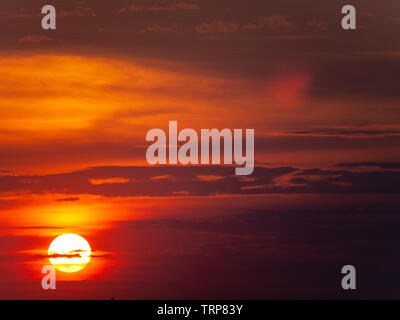 Sunset illuminare le nuvole in drammatico colore rosso in North York, visto dall alto balcone Foto Stock