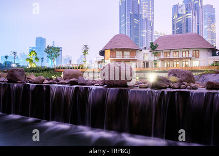 Una foresta nel mezzo della città megapolitan di Jakarta in Indonesia Foto Stock