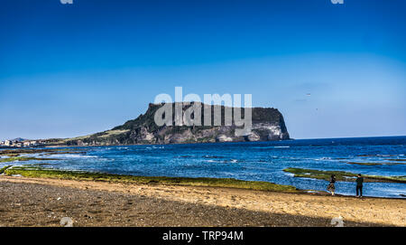 Jeju, Corea del Sud - Aprile 8, 2018: Sunrise picco (Seongsan Ilchulbon) visualizzazione dalla spiaggia Gwangchigi. Foto Stock