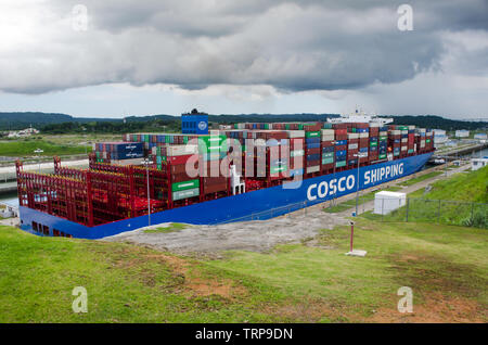 Cosco Shipping Lotus in transito attraverso ampliato il canale di Panama Foto Stock