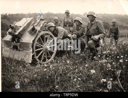 I soldati tedeschi con una luce di pistola di fanteria 1939 Foto Stock