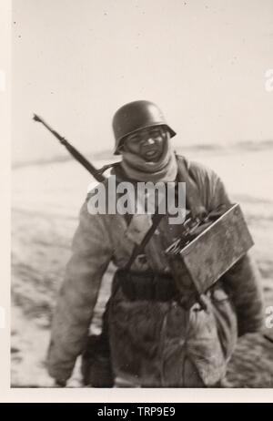 Soldato tedesco in inverno la neve sul fronte orientale 1944 Foto Stock