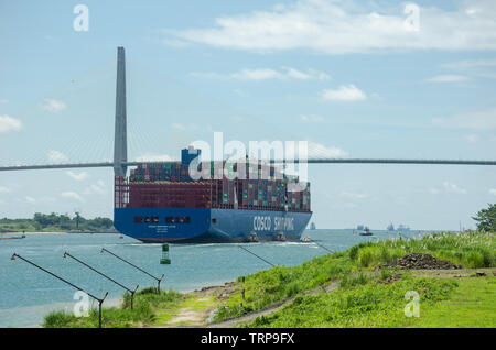 Cosco Shipping Lotus in transito attraverso ampliato il canale di Panama Foto Stock