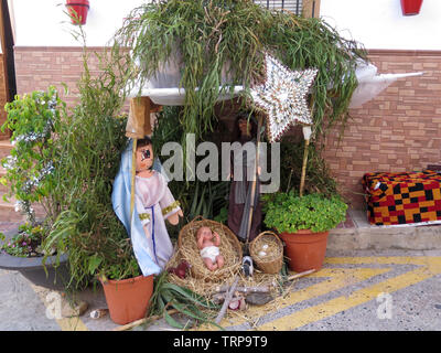 Presepe di villaggio andaluso street nel dicembre del sole Foto Stock