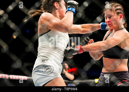 Chicago, IL, Stati Uniti - 8 Giugno 2019: Karolina Kowalkiewicz lottando contro Alexa Grasso durante UFC 238 alla United Center. Foto Stock