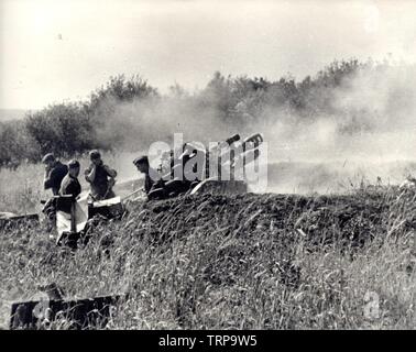 I soldati tedeschi fuoco un campo luminoso obice in Francia 1944 Foto Stock