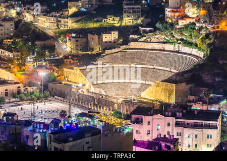 Vista del teatro romano e la città di Amman in Giordania Foto Stock
