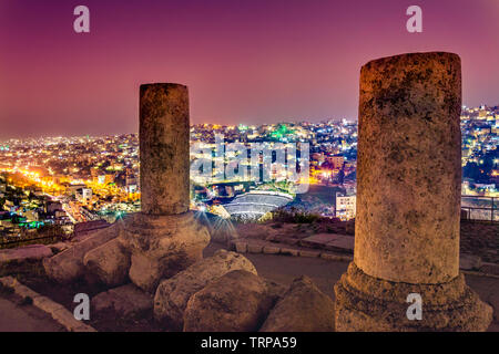 Vista del teatro romano e la città di Amman in Giordania Foto Stock