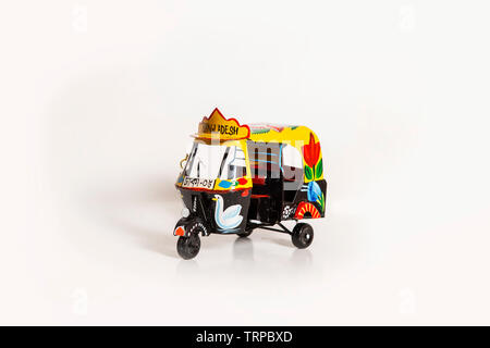 Fatte a mano auto rickshaw Bangladesh tradizionale pittura rickshaw Foto Stock