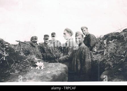 Waffen SS truppe nel camuffamento di camici con MG sul fronte russo 1942 Foto Stock