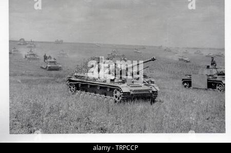 German Panzer IV con molti Panzer e Halftracks in background sul fronte russo 1943 Foto Stock