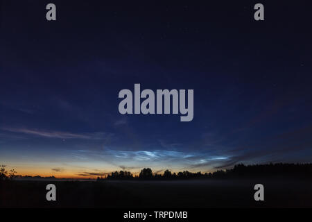 Noctilucent cloud (NLC, notte di nuvole e nuvole di argento), cloud-simili fenomeni in mesosphere Foto Stock