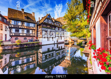 Strasburgo, Alsazia, Francia. Metà di tradizionali case con travi di legno di Petite France.