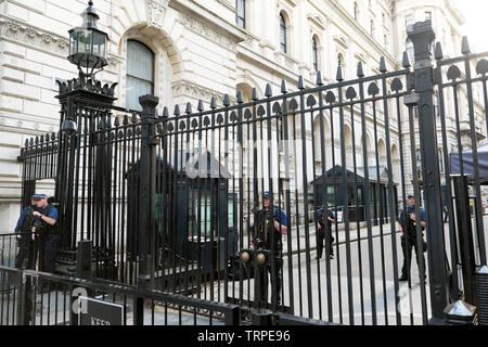 Le protezioni con le pistole al chiuso i cancelli di ferro all'ingresso di 10 Downing Street nella City of Westminster, Londra Inghilterra REGNO UNITO KATHY DEWITT Foto Stock