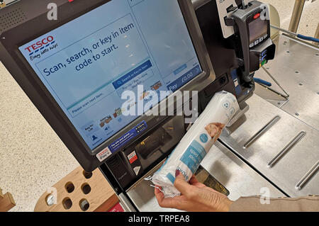 Il pagamento per le merci presso il self service può controllare in un supermercato Tesco a ovest di Londra il 9 giugno 2019. Foto Stock