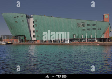 Il centro scientifico NEMO sul lungomare nel CBD Amsterdam Foto Stock