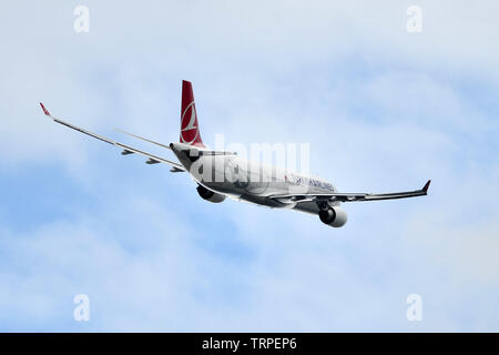 La Turkish Airlines A330 aereo decolla dal London Heathrow Airport su case residenziali nella zona ovest di Londra. Giugno 8, 2019. Foto Stock