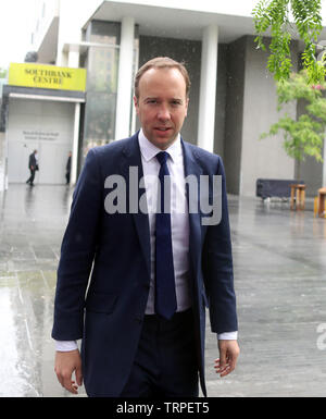 Pic mostra: sfidando la pioggia senza ombrello Squeaky clean Matt Hancock lascia il suo premere avvia presso la Royal Festival Hall di oggi con il " Foto Stock