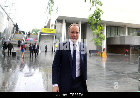 Pic mostra: sfidando la pioggia senza ombrello Squeaky clean Matt Hancock lascia il suo premere avvia presso la Royal Festival Hall di oggi con il " Foto Stock