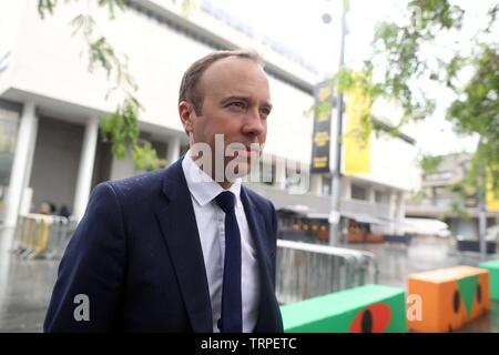 Pic mostra: sfidando la pioggia senza ombrello Squeaky clean Matt Hancock lascia il suo premere avvia presso la Royal Festival Hall di oggi con il " Foto Stock