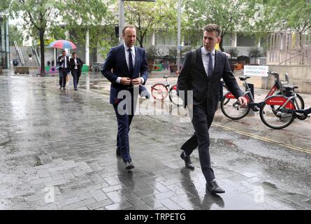 Pic mostra: sfidando la pioggia senza ombrello Squeaky clean Matt Hancock lascia il suo premere avvia presso la Royal Festival Hall di oggi con il " Foto Stock