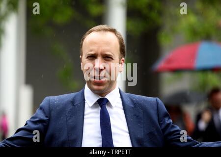 Pic mostra: sfidando la pioggia senza ombrello Squeaky clean Matt Hancock lascia il suo premere avvia presso la Royal Festival Hall di oggi con il " Foto Stock