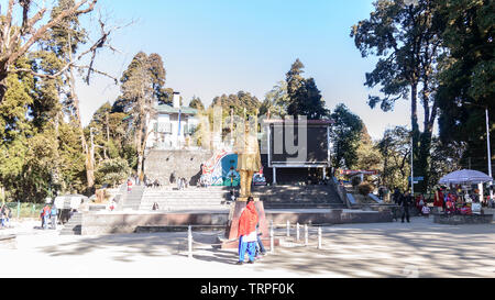 Chowrasta, Darjeeling, West Bengal, India - Dicembre 2018: la bella Darjeeling Mall in un freddo inverno chiara mattina. Statua del poeta Bhanubha Foto Stock