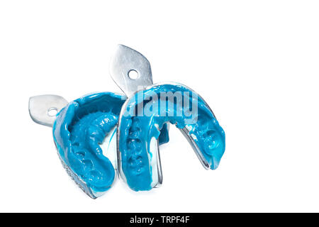 Due impronte dentali su uno sfondo bianco con copia spazio. Dental stampi dai collimatori mobili superiore e inferiore di materiale siliconico. L impronta del toot Foto Stock