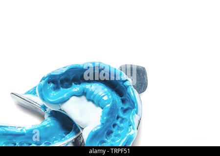 Due impronte dentali su uno sfondo bianco con copia spazio. Dental stampi dai collimatori mobili superiore e inferiore di materiale siliconico. L impronta del toot Foto Stock