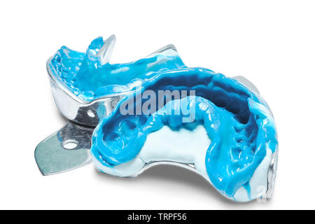 Due impronte dentali su uno sfondo bianco. Dental stampi dai collimatori mobili superiore e inferiore di materiale siliconico. L impronta del dente fila di alta pr Foto Stock